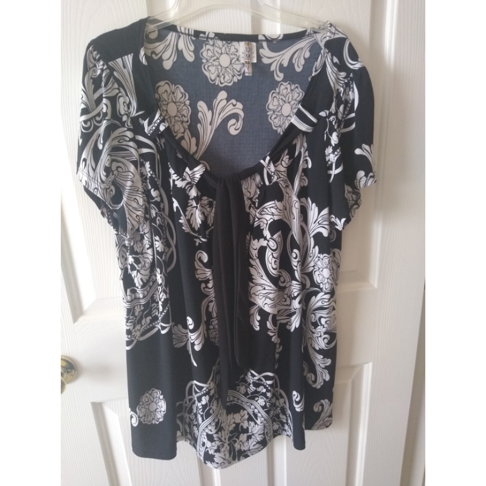 2X Black & White Paisley Scoopneck Blouse with Pussy Bow